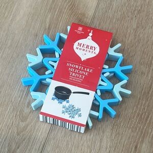 NWT Merry Moments Snowflake Silicone Trivet set of 2